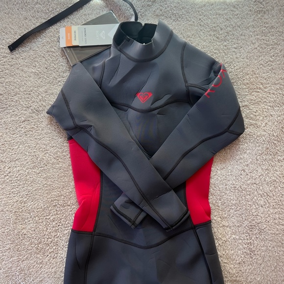 Roxy 2/2mm Syncro Long Sleeve Back Zip Springsuit Wetsuit in Deep Grey/Scarlet - Picture 3 of 3